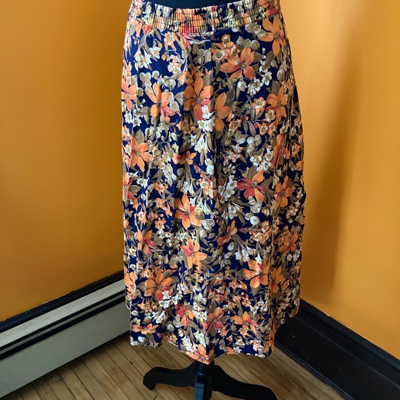 Dresses & Skirts - Floral skirt with elastic waistband